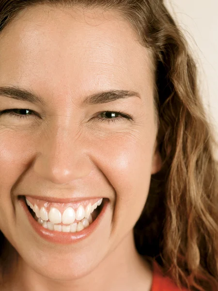 Hermosa mujer riendo — Foto de Stock