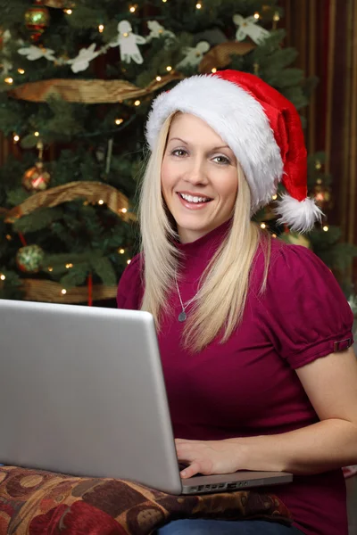 Рождественские покупки онлайн — стоковое фото