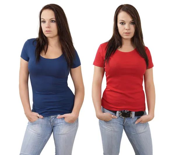 Kvinna med tomma röda och blå tröjor — Stockfoto