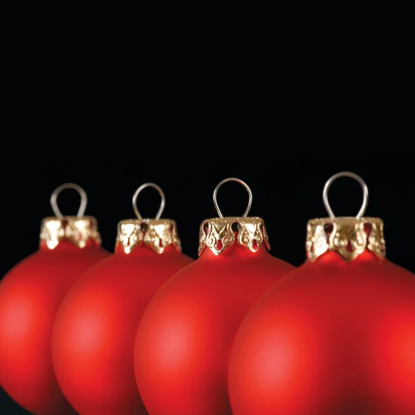 Rote Weihnachtskugeln hintereinander — Stockfoto