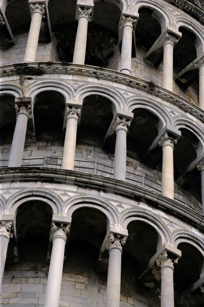 Арки наклонной башни Пизы — стоковое фото