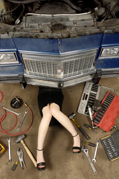Female Wearing Black Skirt Heels Doing Repairs Front Old Car — Stock Photo, Image