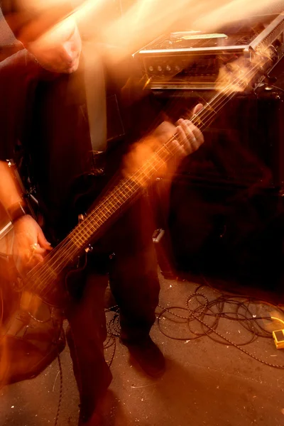 Foltos Légköri Absztrakt Zajos Homályos Kép Egy Basszusgitáros Rippin Keresztül — Stock Fotó