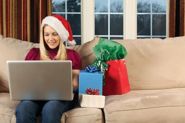 Photo Beautiful Blond Female Sitting Couch Using Laptop Shop Christmas — Stock Photo, Image