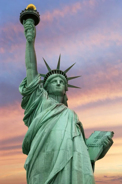 Estatua de la Libertad bajo un cielo vívido — Foto de Stock