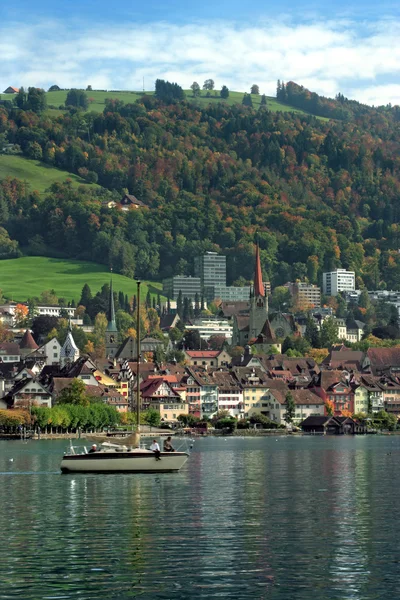 在瑞士楚格的城市 取自楚格湖的对岸 — 图库照片