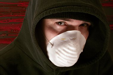 Maskeli gölgelerde gizlenen bir erkek.