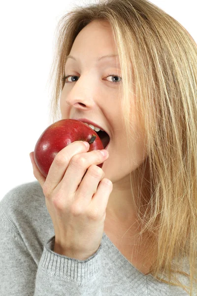 赤いリンゴのジューシーなぱっくり美しい金髪の女性の写真 — ストック写真
