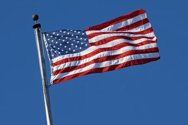 바람에 나부끼는 미국 국기 — 스톡 사진