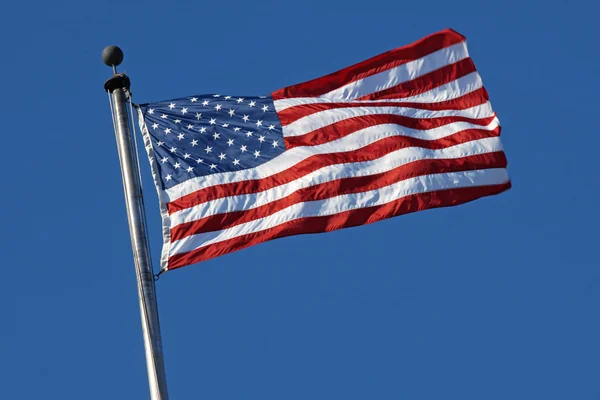 Bandera americana soplando en el viento — Foto de Stock