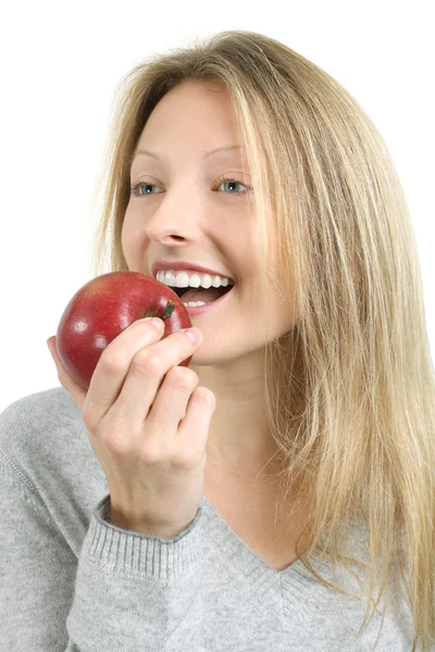 Femme mordant dans une pomme — Photo