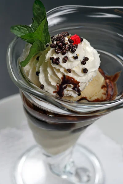 Ice cream sundae — Stock Photo, Image