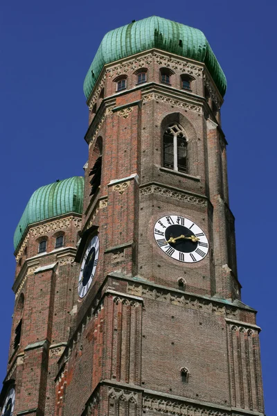 在德国慕尼黑圣母教堂的穹顶的双塔 — 图库照片