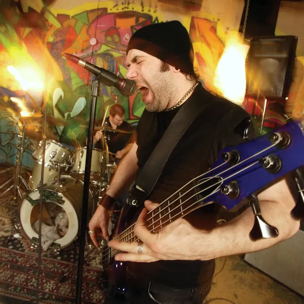 Nehéz Rock Együttes Basszusgitárosa Dobosa Lövés Strobes Lassú Zársebesség Hangulat — Stock Fotó