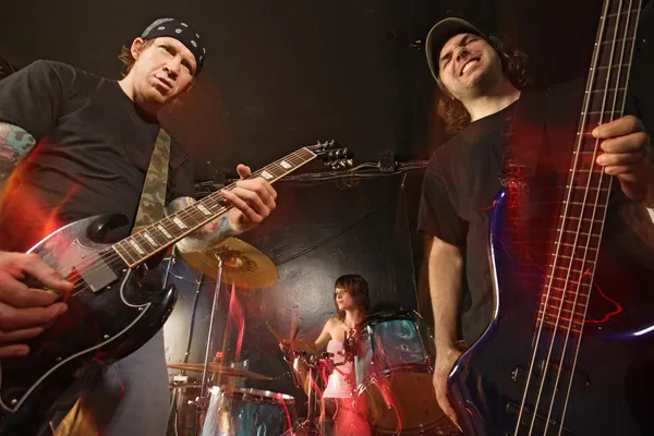 Rock band wykonujący — Zdjęcie stockowe