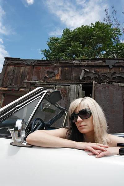 アンティークのコンバーチブル車に座っている金髪美人 — ストック写真
