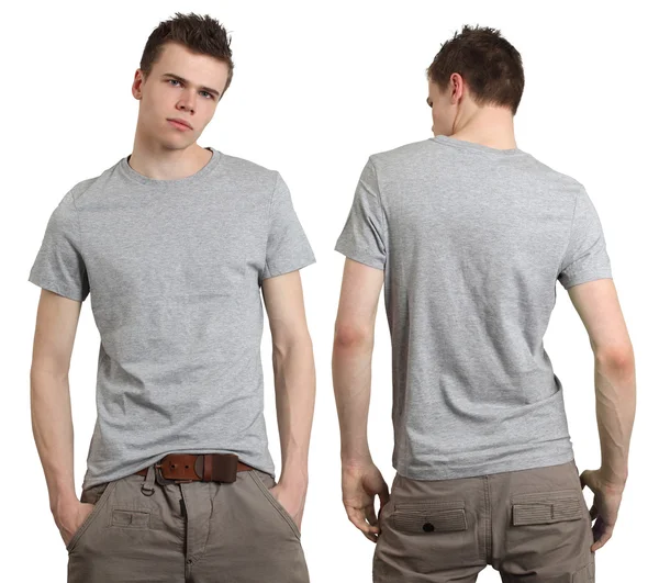 Muž nosí prázdné šedé tričko — Stock fotografie