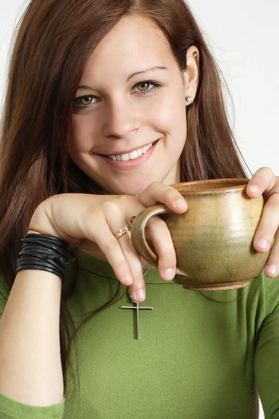 Νεαρή γυναίκα χαμογελώντας με καφέ — Φωτογραφία Αρχείου