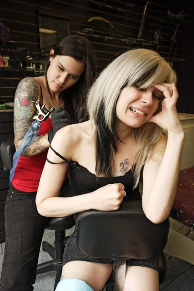 Dolor en el hombro tatuaje — Foto de Stock