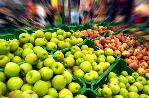Яблоки на рынке — стоковое фото