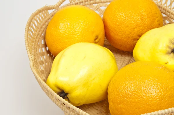 Białym Tle Kosz Owoców Gruszki Pomarańcze — Zdjęcie stockowe