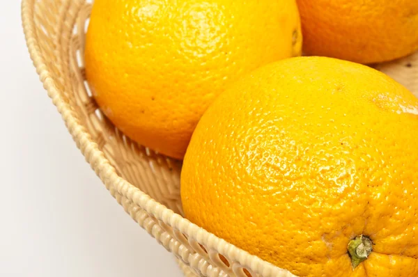 Białym Tle Kosz Owoców Pomarańczy — Zdjęcie stockowe
