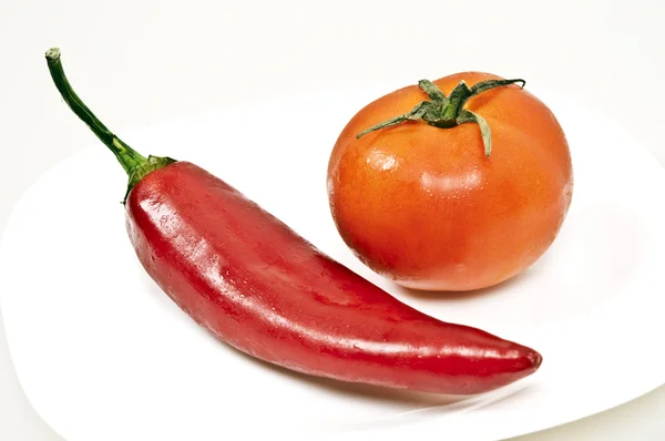 Isolierte Rote Paprika Und Tomaten Auf Weißem Hintergrund — Stockfoto