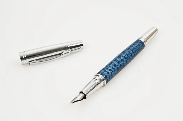 Isolierte Bleistift Und Bleistiftmütze Auf Weißem Hintergrund — Stockfoto