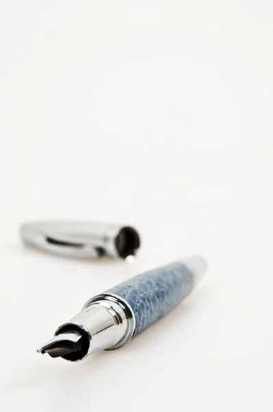 Isolierte Bleistift Und Bleistiftmütze Auf Weißem Hintergrund — Stockfoto
