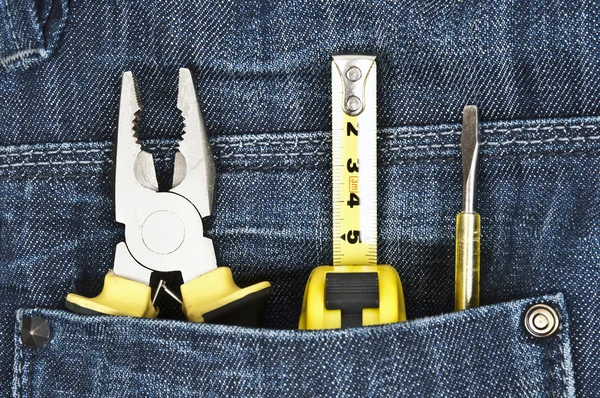 牛仔裤后口袋的手工工具 — 图库照片