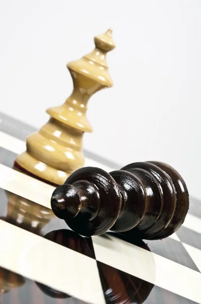 白の女王敗北黒王のチェス盤のクローズ アップ — ストック写真