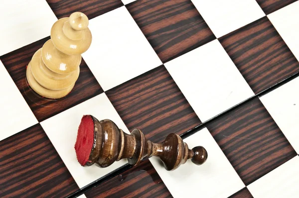 White Queen Defeat Black King Closeup Chessboard — Stock Photo, Image