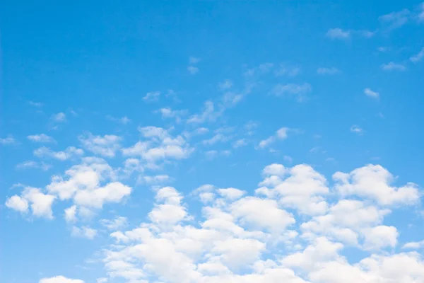 Blauwe lucht en wolken — Stockfoto