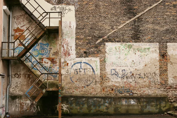 Merdiven, grunge duvar-ebilmek var olmak kullanılmış-arka plan olarak — Stok fotoğraf