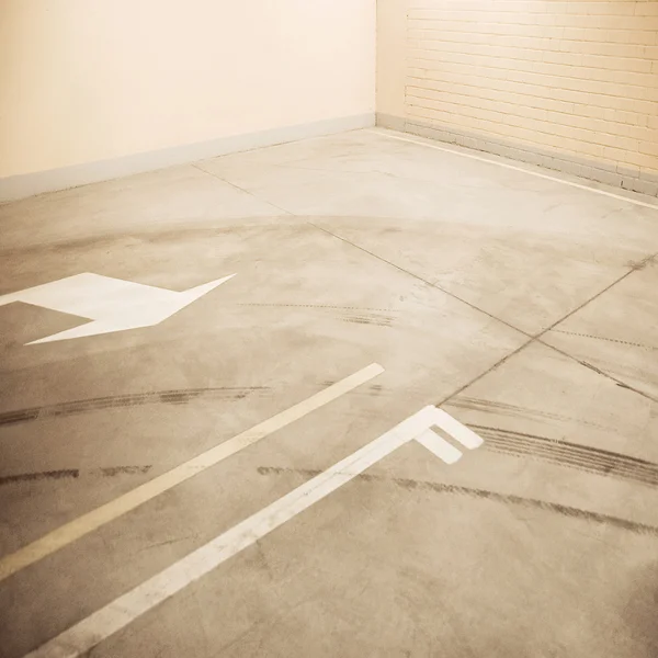 空の駐車場の床と壁 組成物は背景として使用することができます — ストック写真