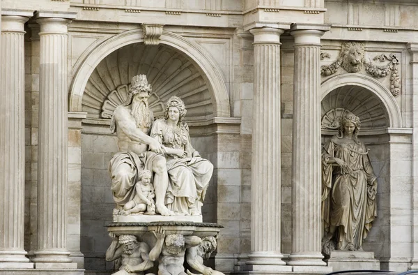 Статуи Музеем Альбертины Вене Австрия — стоковое фото