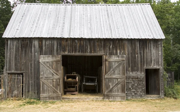 Starší dřevěná stodola — Stock fotografie