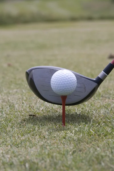 Golfball Auf Einem Abschlag Für Einen Drive Vorbereitet — Stockfoto