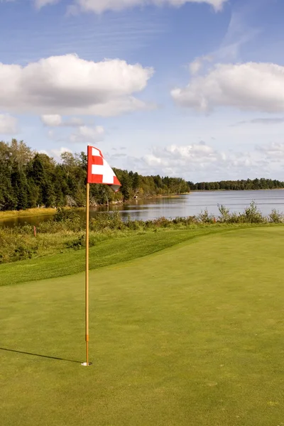 Red Flag Golf Green Water Edge — стоковое фото