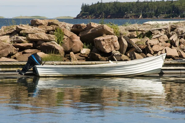 小木制摩托艇在平静水中反映了 — 图库照片