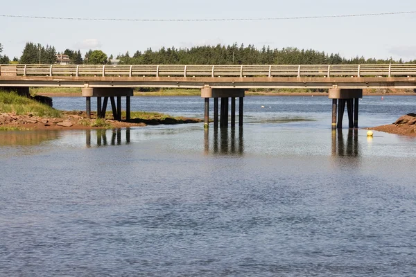 Небольшой Автомобильный Мост Через Реку Канаде — стоковое фото