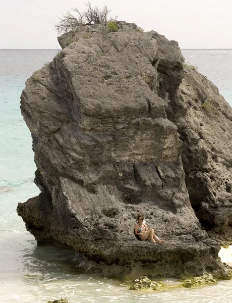 Žena Sedí Masivní Kámen Pláži Bermudách — Stock fotografie