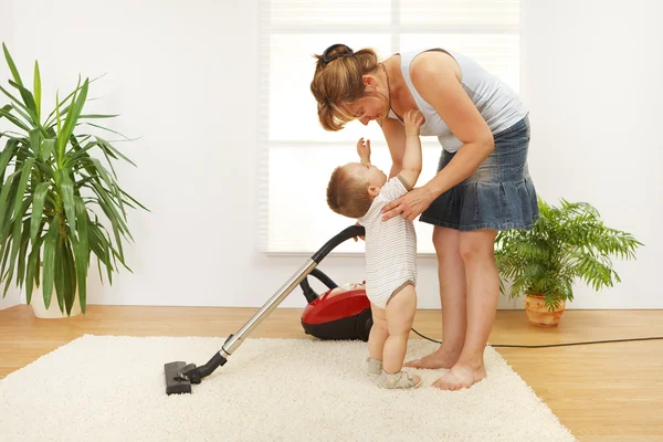 Madre limpiando el piso — Foto de Stock