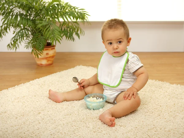 Babyjongen eten — Stockfoto