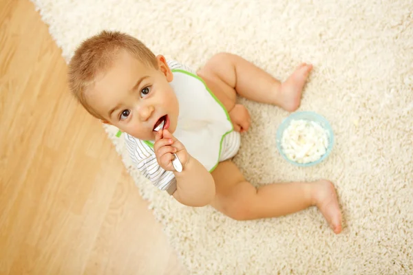 Bambino ragazzo mangiare — Foto Stock