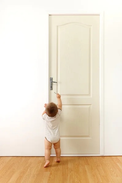 Ребенок перед дверью — стоковое фото