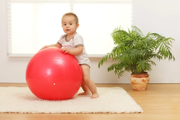 Мальчик с большим красным мячом — стоковое фото