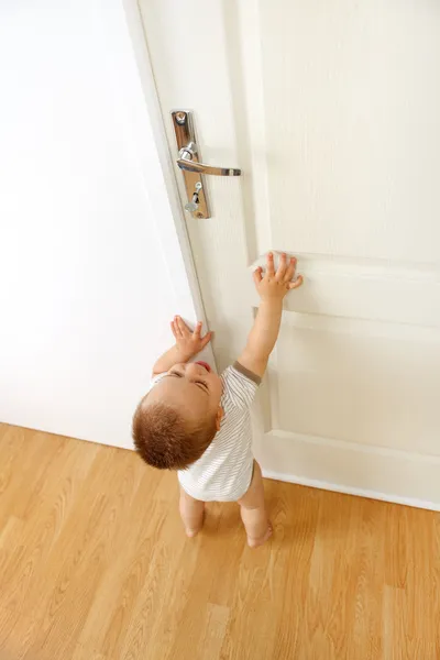 Dítě před dveře — Stock fotografie