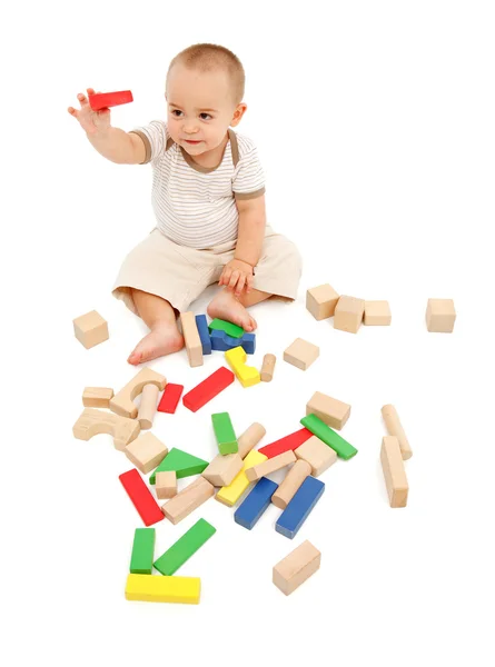 Liten pojke leker med block — Stockfoto