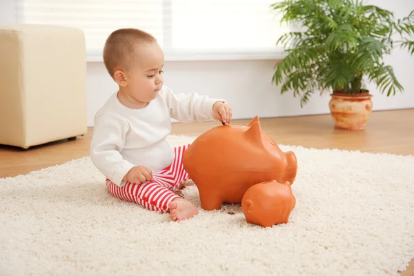Liten pojke tidigt besparingar — Stockfoto